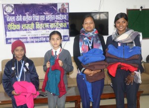 विद्यार्थीहरूलाई न्यानो कपडार प्याड सहयोग