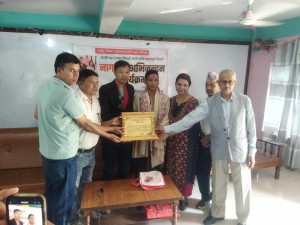 श्रीमतीको सम्झनामा शालिक निर्माण गरेका विक सम्मानित