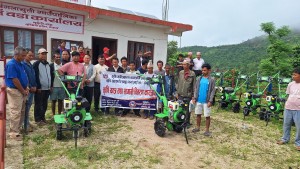 बंगलाचुली गाउँपालिकाले कृषकहरुलाई वितरण गर्यो हाते ट्याक्टर