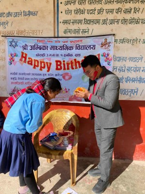 आफ्नो जन्म दिनका अवसरमा शैक्षिक सामग्री वितरण 