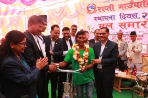 ह्यान्डिल भाँचिए पनि हिम्मत नहारेका वीर बहादुर, गाउँपालिकाका कर्मचारीहरूले दिए नयाँ साइकल