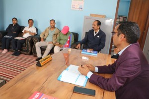 राप्ती गाउँपालिकाका प्रमुख प्रशासकीय अधिकृत पाठकद्वारा सेवा प्रवाह सुधारका लागि छलफल