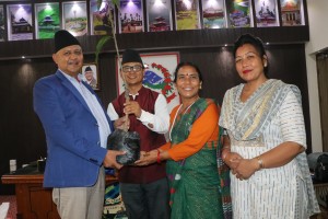 मुख्यमन्त्री आचार्यलाई अध्यक्ष विष्टद्वारा जन्मदिनमा आँपको बिरुवा उपहार