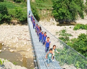 झोलुङ्गे पुलले हल गर्‍यो सिमले र झुण्डीका विद्यार्थीको वर्षौँदेखिको समस्या