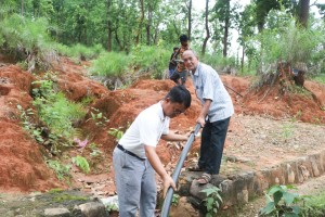 मछितालमा वर्षाैंदेखिको खानेपानीको समस्या समाधान हुँदै : श्रमदानबाट गरियो पाइप विस्तार