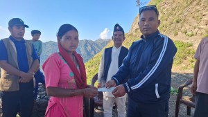 कोल भैलो समूहद्वारा असहाय र अपाङ्ग परिवारलाई सहयोग हस्तान्तरण