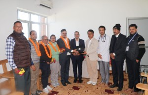 डा. पोख्रेलद्वारा राप्ती आधारभूत अस्पताललाई पोर्टेबल मेडिकल डायग्नोस्टिक डिभाइस प्रदान