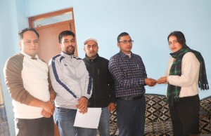 राप्ती गाउँपालिका कर्मचारी परिवार कल्याण कोषबाट मृगौला पीडितलाई आर्थिक सहयोग