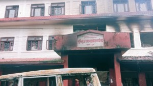 दाङमा ४७ सरकारी कार्यालय र १८९ सवारी साधनमा आगजनी