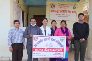 समाजिक सुरक्षा भत्ता बुझ्न आएका नागरिकलाई निःशुल्क स्वास्थ्य परीक्षण सेवा दिँदै रुन्टीगढी  गाउँपालिका