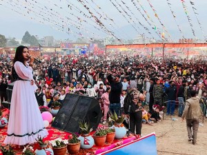 घोराही महोत्सवमा दर्शककाे घुईचाे, एलिनासँगै झुमे दर्शक