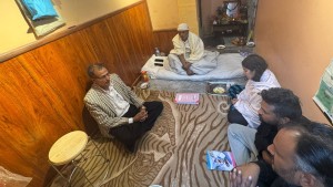 माओवादी उपाध्यक्ष  सापकोटाले भेटे पत्रकार रजकको परिवारलाई