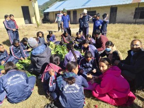 अम्बिका माविद्वारा परम्परागत सीप जाेगाउन  दुना टपरी बनाउन सिकाउदै 