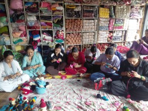 ऊनका धागोबाट आत्मनिर्भरताको सपना बुन्दै दाङका महिलाहरू