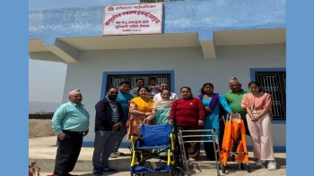 दंगीशरण–६ मा सामुदायीक स्वास्थ्य इकाईलाई व्हीलचेयर र स्टेचर प्रदान