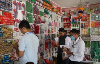 राप्ती गाउँपालिकाद्वारा बजार अनुगमन : केही पसलहरुमा म्याद गुज्रिएका सामग्री फेला