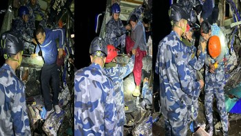 चितवनमा यात्रुवाहक बस र ट्रक ठोक्किँदा ३३ जना घाइते