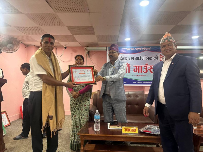 दंगीशरण गाउँपालिकाको १९ औं गाउँसभामा उत्कृष्ट कर्मचारी तथा शिक्षक सम्मानित