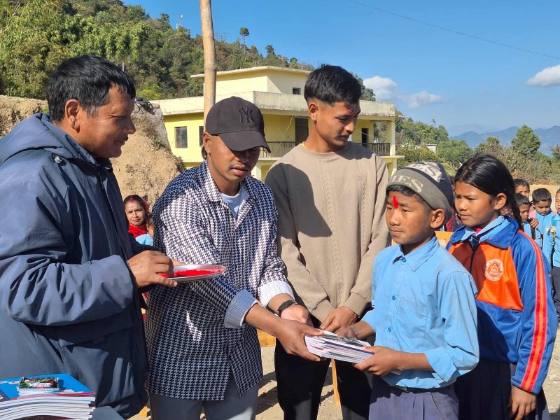 पुरस्कार रकमबाट विद्यार्थीलाई शैक्षिक सामाग्री वितरण