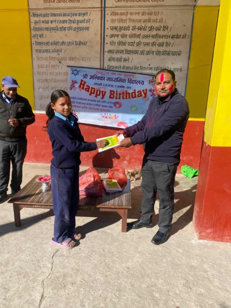 आफ्नो जन्म दिनका अवसरमा शैक्षिक सामग्री वितरण 