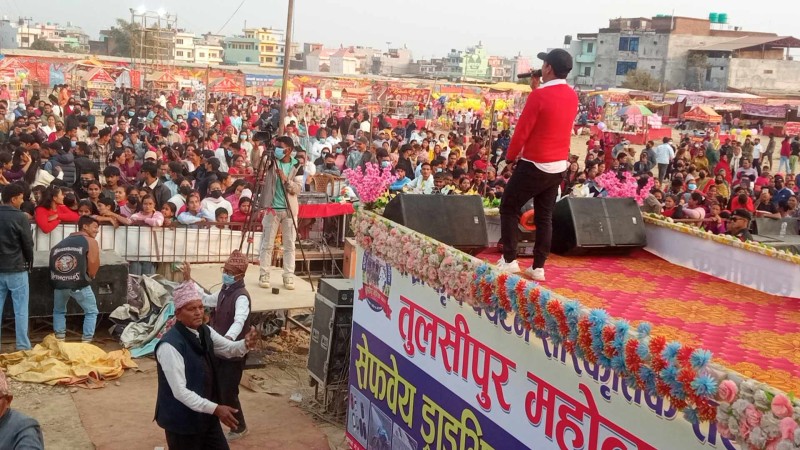 तुलसीपुर महोत्सवमा  : गायक बद्री पंगेनी र गायिका  एन्जिला रेग्मीको प्रस्तुतिमा रमाए दर्शक