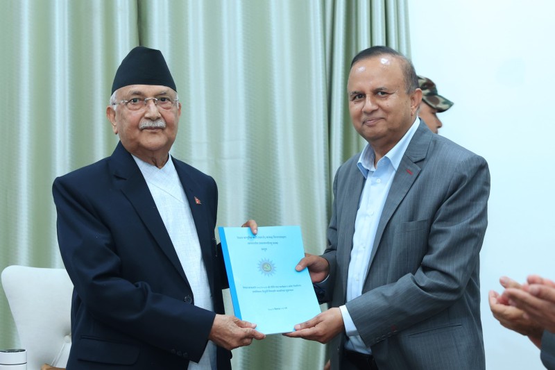 प्रधानमन्त्रीसमक्ष आगामी नीति तथा कार्यक्रमका लागि एमालेको सुझाव हस्तान्तरण