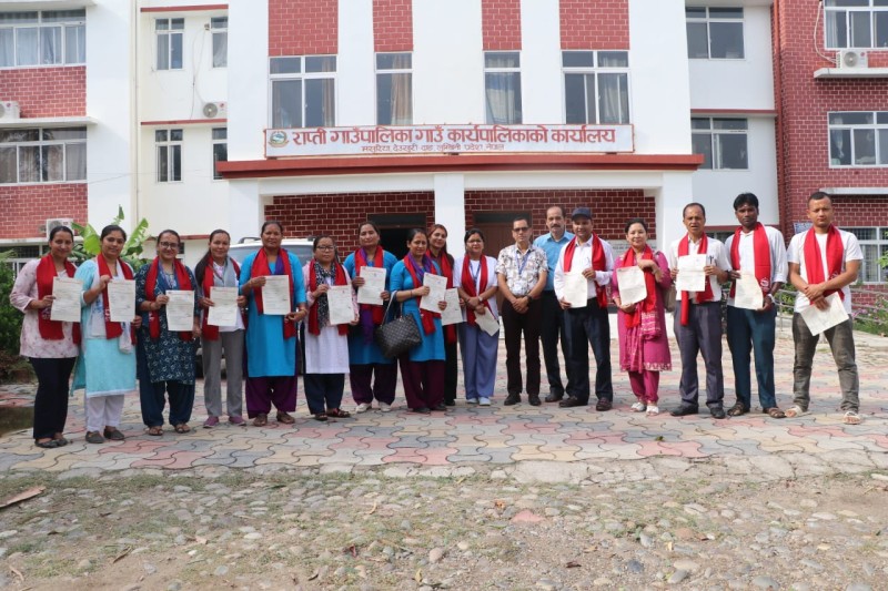 राप्ती गाउँपालिकाद्वारा तह वृद्धि भएका कर्मचारीलाई पत्र प्रदान
