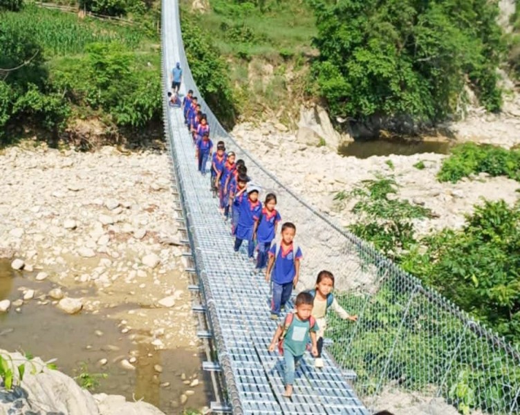 झोलुङ्गे पुलले हल गर्‍यो सिमले र झुण्डीका विद्यार्थीको वर्षौँदेखिको समस्या