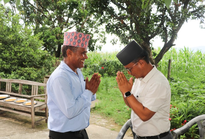 राप्तीका अध्यक्ष विष्टद्वारा गुरुहरूलाई घरमै पुगेर सम्मान