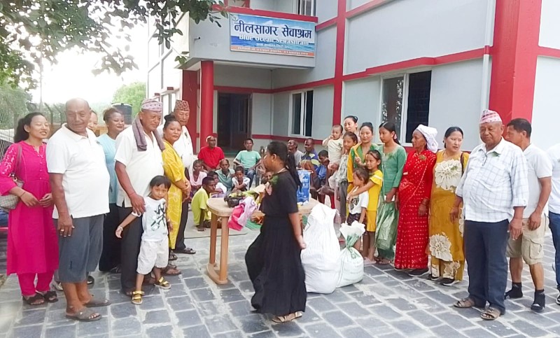 स्व. सीता मल्लको सम्झनामा नीलसागर सेवा आश्रमलाई नगद र खाद्यान्न सहयोग