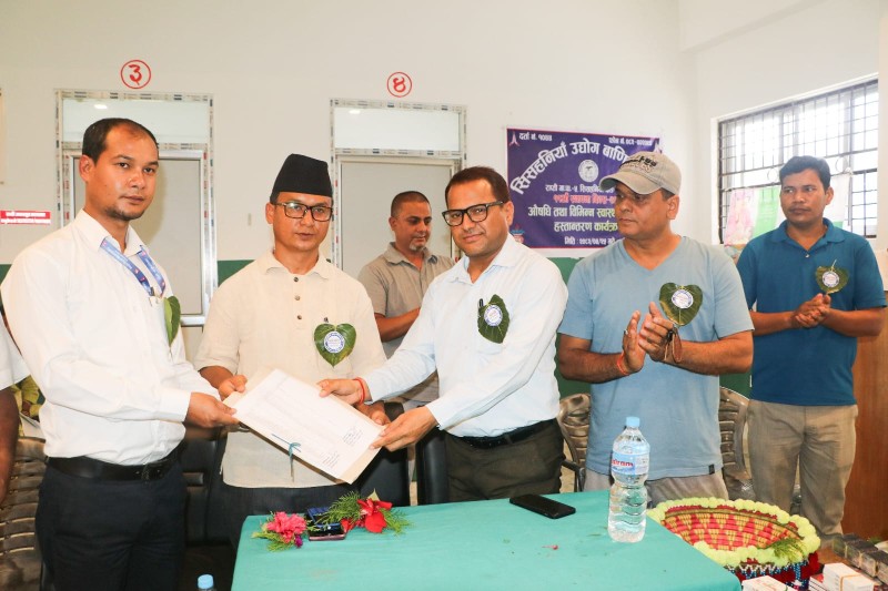 सिसहनियाँ उद्योग बाणिज्य संघको ११ औं स्थापना दिवस, अस्पताललाई १ लाख बराबरको औषधि सहयोग