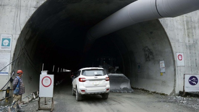 दसैँअघि नागढुङ्गा सुरुङमार्गबाट यात्रुवाहक सवारी निःशुल्क सञ्चालन 